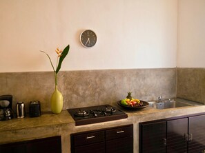 Een koelkast, een microgolfoven, een oven, een kookplaat