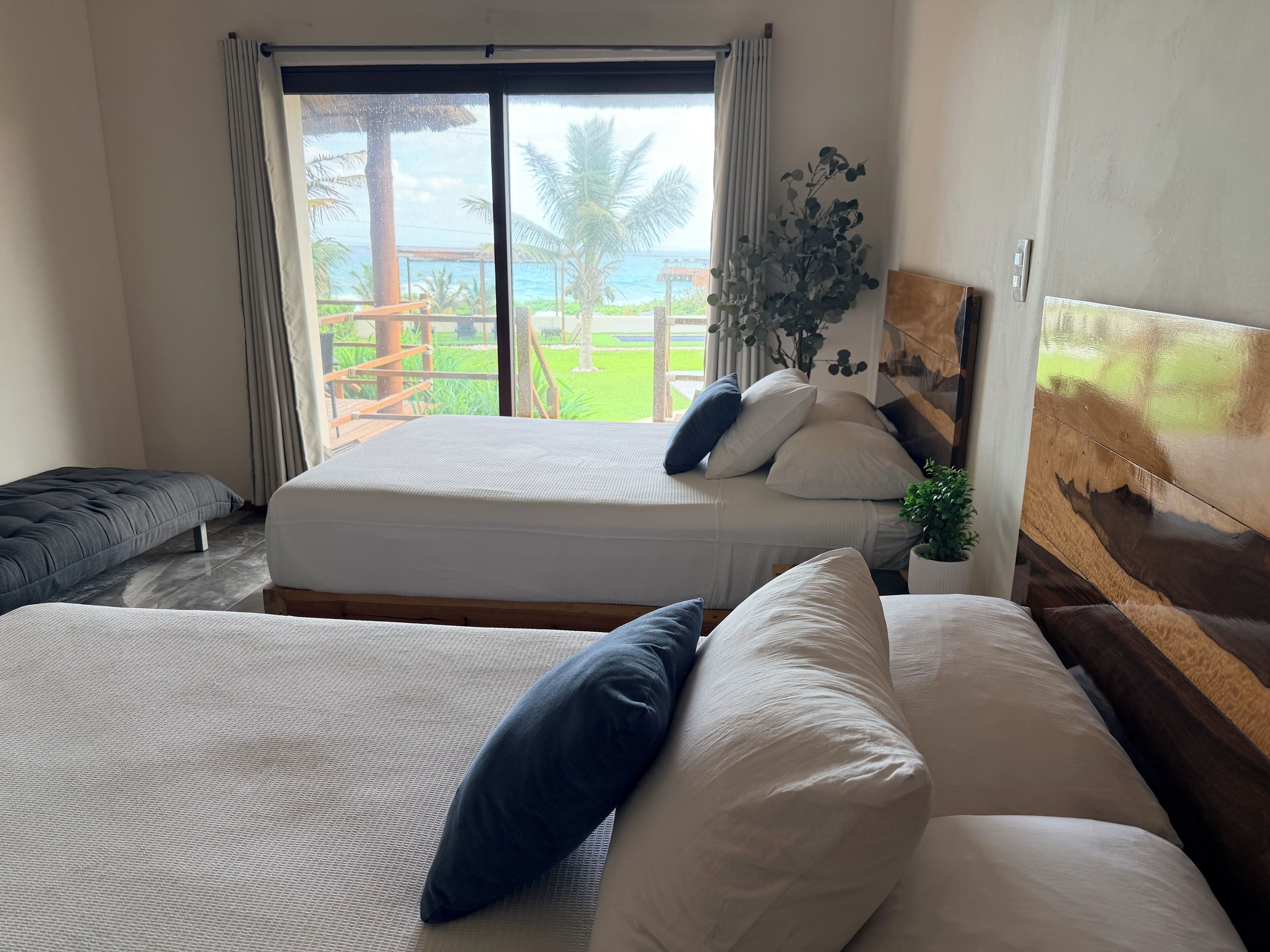 3 chambres, coffres-forts dans les chambres, fer et planche à repasser