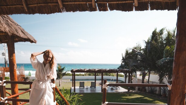 A wooden deck with a thatched roof, a lounge chair, and a wooden bench. - VILLA ISLA MUJERES MAYAKITA, FANTASTIC OCEAN VIEW & ROOFTOP (Meteorológico)