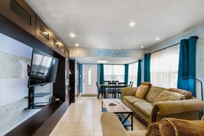 Smart TV, Netflix, Hulu, DVD player