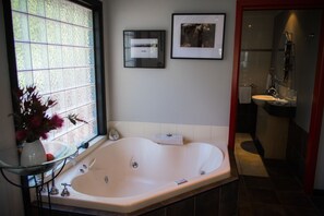 Douche, baignoire Ă jets, sĂšche-cheveux, serviettes fournies