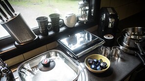 Réfrigérateur, micro-ondes, plaque de cuisson, lave-vaisselle