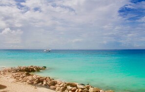 Beach nearby, sun-loungers, beach towels - Pool Side Superior Luxury Condo At The Aruba Beach Club Week 51/52 Timeshare (Oranjestad-West)