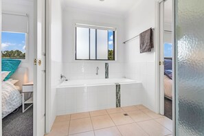 Douche, sèche-cheveux, serviettes fournies