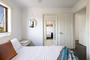 5 bedrooms, desk, blackout curtains, iron/ironing board - Regent Retreat - large group bookings, pool (Moama)