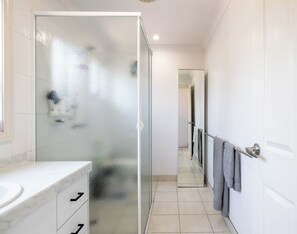Shower, hair dryer, towels - Regent Retreat - Sleeps 15, BBQ, pool (Moama)