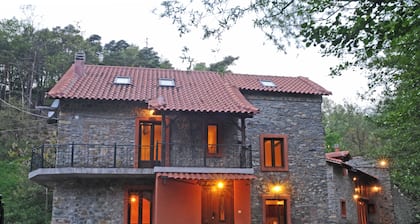 Pieni kylä, jossa 3 kiviä Huvilat vuokrataan maalla 20. 000 m2 suurille perheille