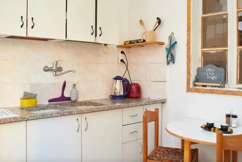 Mahana Yehuda. Hidden Place - Expert host.