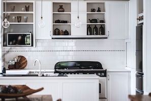 Fridge, microwave, oven, stovetop - Forest View., Stunning HIA Building Award Winner, luxuriously appointed and comfortable. Perfect for... (Castlemaine)