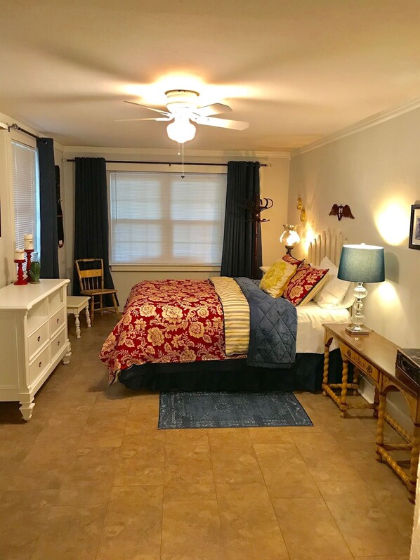 2 bedrooms, desk, iron/ironing board, WiFi