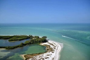 Playa en los alrededores, camastros y toallas de playa 
