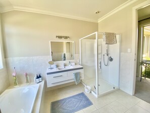 Baignoire, sĂšche-cheveux, serviettes fournies