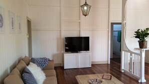 Smart TV, fireplace, DVD player, ping pong