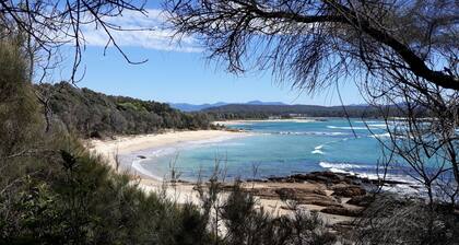 PEACEFUL GETAWAY AMONGST THE BUSH, NEAR THE RIVER AND OCEAN, ENTIRE GUEST SUITE.