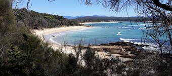 PEACEFUL GETAWAY NEAR BUSH, RIVER AND OCEAN, ENTIRE GUEST SUITE, PRIVATE ENTRY.