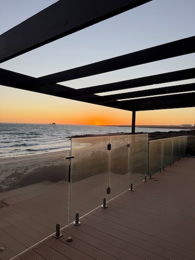 Beach House - absolute water front, secure yard and all weather BBQ area