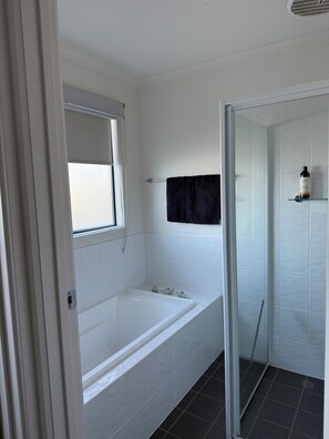 Bathtub, hair dryer, towels, soap - Beach House - absolute water front, secure yard and all weather BBQ area (point lowly)