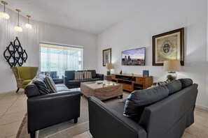 Una televisión de pantalla plana, un futbolín