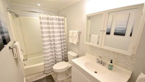 A bathroom with a shower, toilet, and sink. - Convenient, Modern Thompson s Point 3-Bed Flat (Portland)