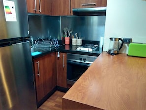 Réfrigérateur, micro-ondes, plaque de cuisson