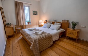 2 bedrooms, iron/ironing board, Internet, bed sheets - Duplex Art House In The Heart Of Tbilisi (Dzveli Tbilisi)
