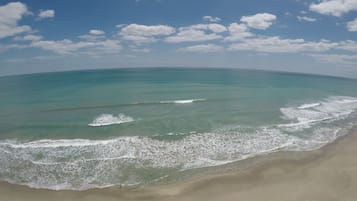 Playa en los alrededores y toallas de playa