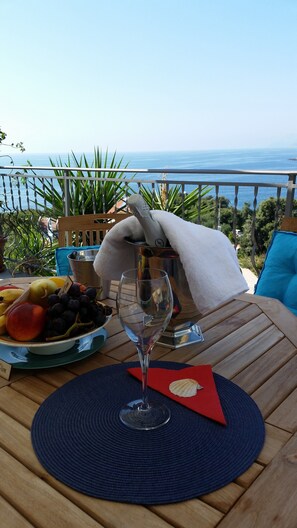 Outdoor dining - Apartment Carpe Diem with the best sea view and private Jacuzzi, Utjeha (Utjeha Busat)
