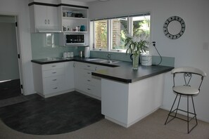 Kjøleskap, mikrobølgeovn, kokeplater og vannkoker