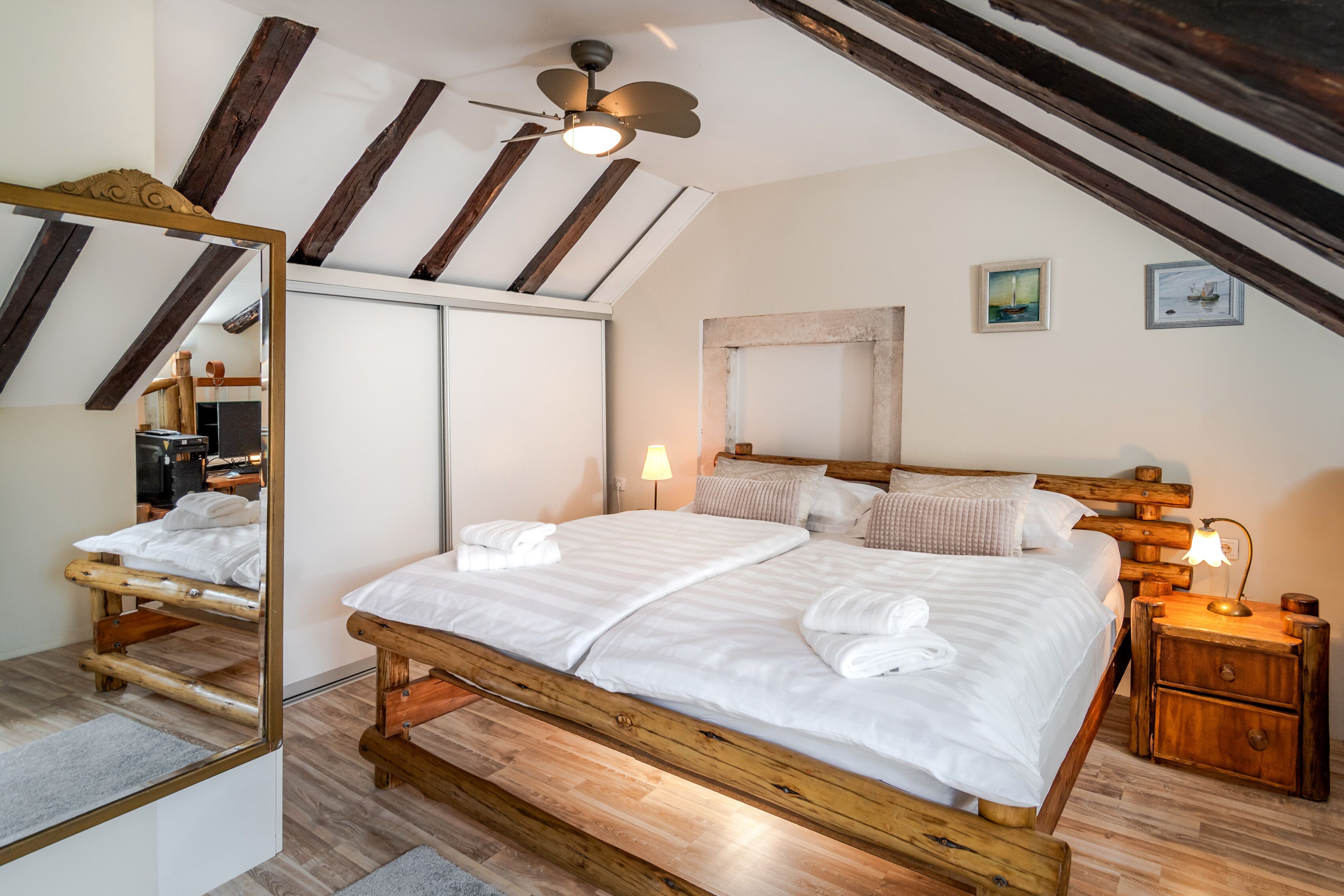 3 soveværelser, pengeskab på værelset, skrivebord, lydisolering