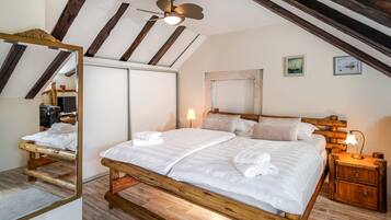 3 slaapkamers, een kluis op de kamer, een bureau, geluiddichte muren