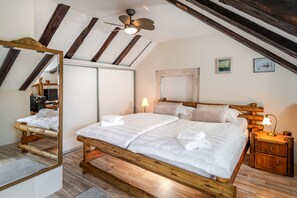 3 makuuhuonetta, tallelokero huoneessa, työpöytä, äänieristys