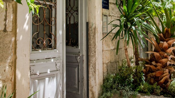 A building entrance with a white door, a wrought iron gate, and a sign indicating the number 2. - How To Live Better In Split, Apartment  (Split)