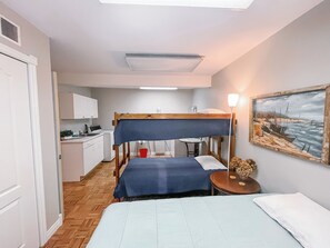 4 habitaciones, escritorio, tabla de planchar con plancha y wifi 