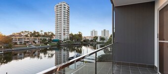 Bliss At Surfers Paradise walk to Surfers!