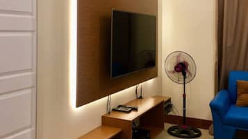 TV, DVD-spiller og stereoanlegg