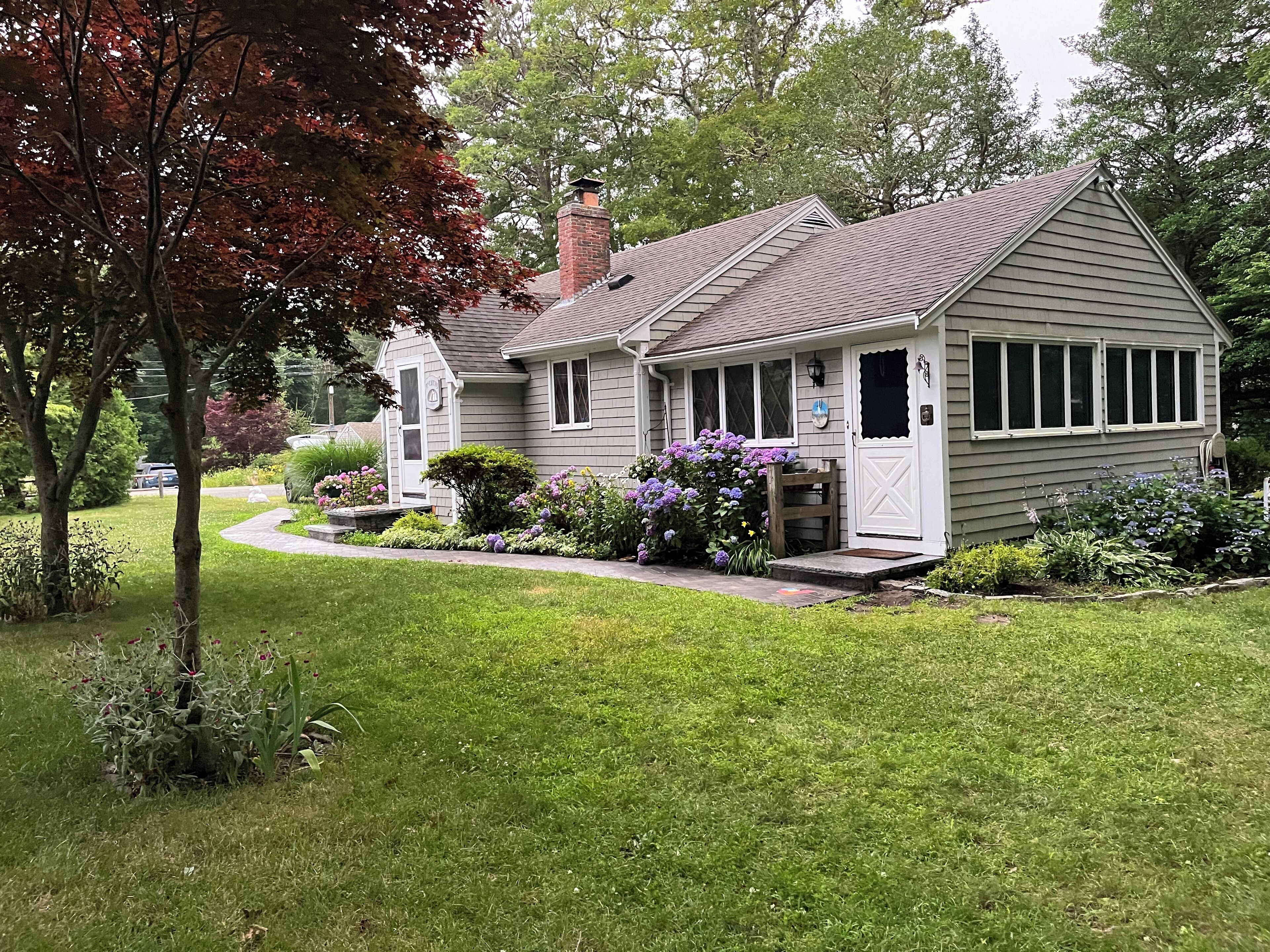 Charming Cottage- breezy, bright and peaceful. Walking distance to beach and bar