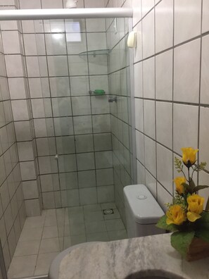 Douche, sèche-cheveux, serviettes fournies