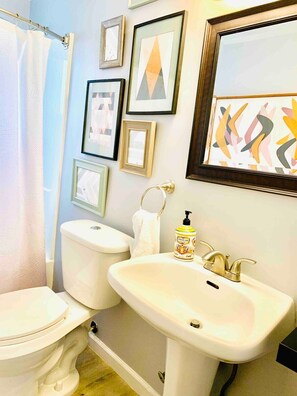 Hair dryer, towels - Home for 8 in the heart of downtown Pacific.  Walkable shops and restaurants (Pacific)