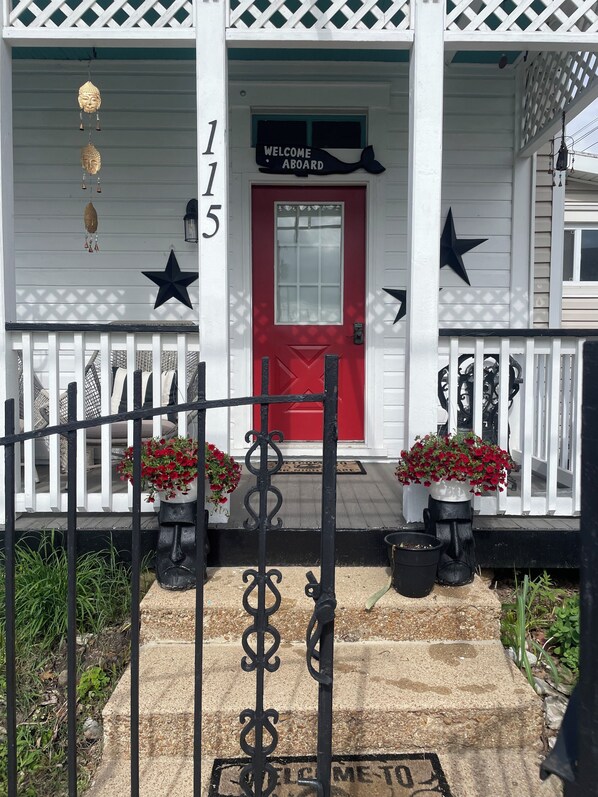 Exterior detail - Home for 8 in the heart of downtown Pacific.  Walkable shops and restaurants (Pacific)