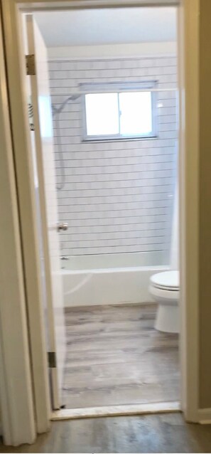 Bañera con ducha, secador de pelo