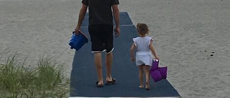 Playa en los alrededores, camastros y toallas de playa