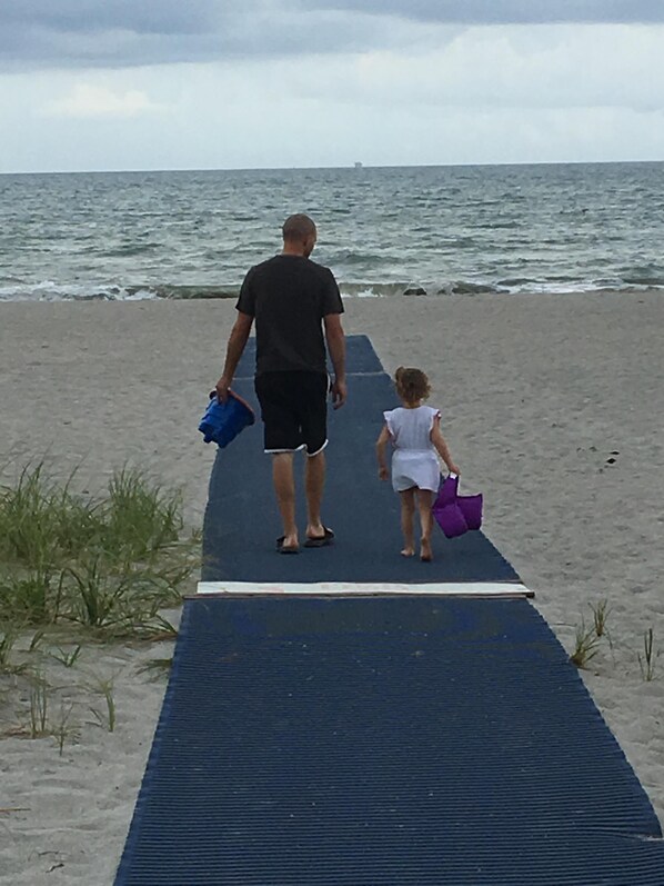 Beach nearby, sun loungers, beach towels