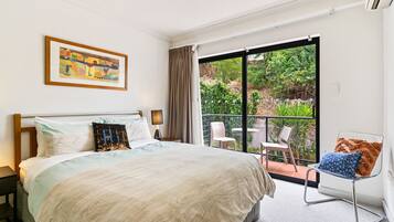 1 habitación, caja de seguridad en la habitación y escritorio