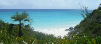 FOR RENT BY LOCAL LADY 2 BEDROOMS TWO BATH CLEAN AIR CONDITIONED BAHAMIAN HOME