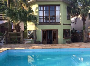 Pool - Comfortable beachfront chalet, excellent location. (São Sebastião)