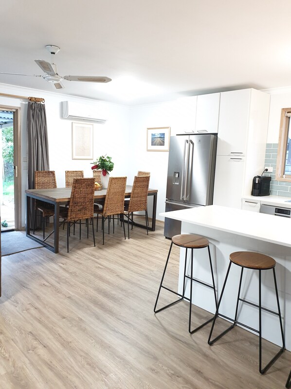 Dining - Quiet and Tranquil  in Coongulla (Coongulla)