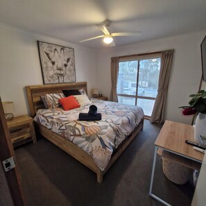 3 makuuhuonetta, työpöytä, silitysrauta/-lauta, vauvan matkasänky