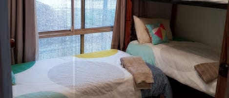 3 slaapkamers, een bureau, een strijkplank/strijkijzer, reisbedje