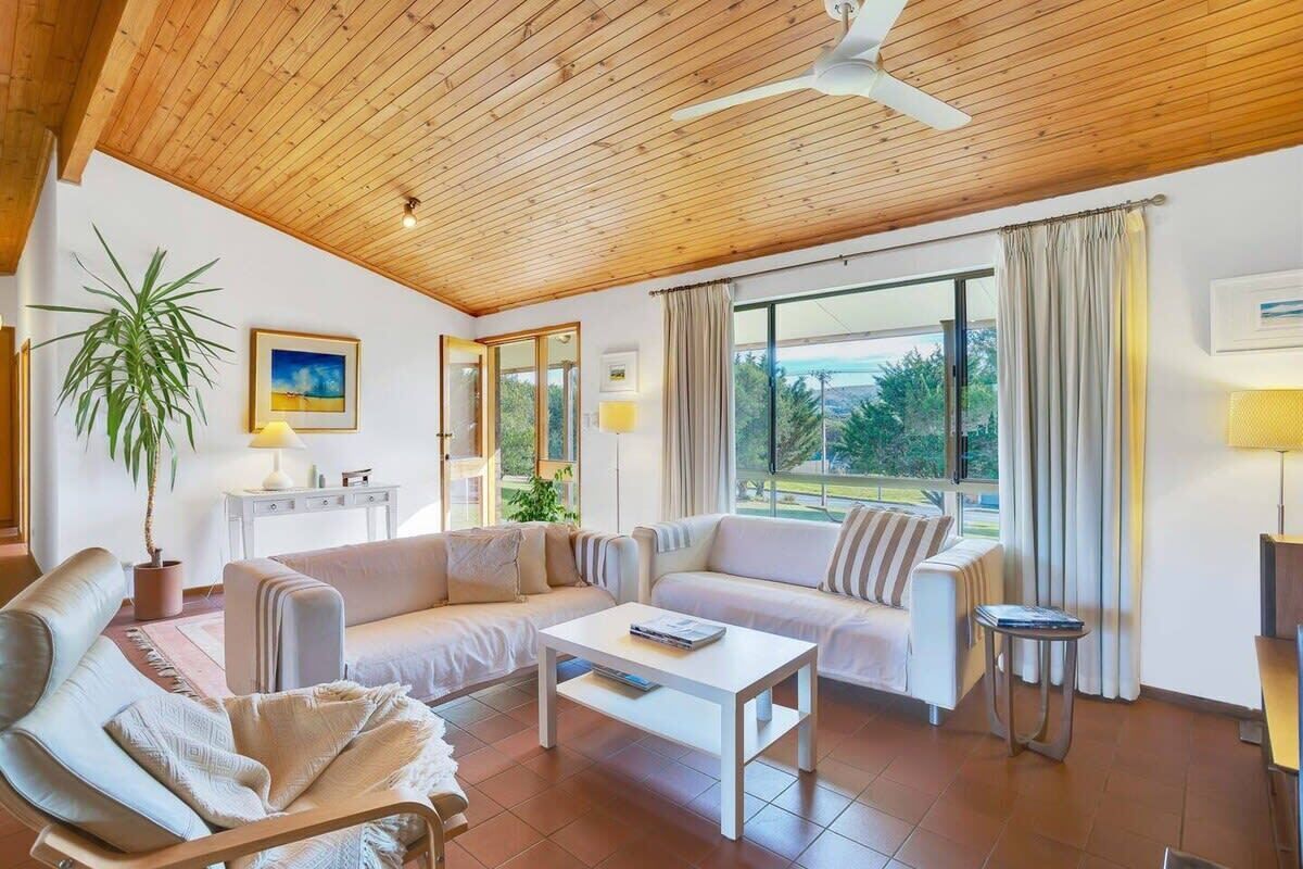 تلفزيون، مدفأة، مشغل دي في دي