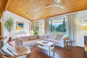 TV, fireplace, DVD player - 3 Seagull - Beachfront Sand Dunes (Hayborough)